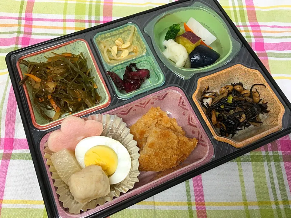 Snapdishの料理写真:お任せメニュー 日替わり弁当 豊川市宅配|Naokazu Kuritaさん