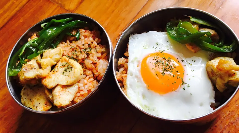 野菜高い！
だから、野菜ジュースのキノコとセロリの炊き込みご飯に上乗せカレー胸肉と冷凍ピーマン。|Masaaki Fukuyamaさん