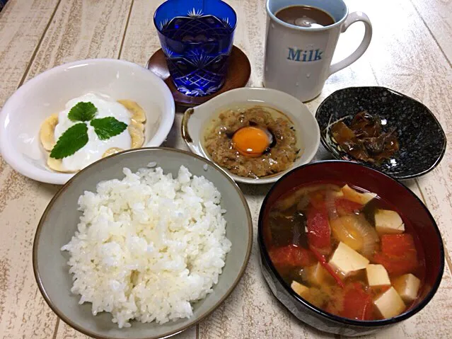 今日の男飯(⌒-⌒; )トマトと玉ねぎと豆腐の味噌汁and納豆with卵andバナナヨーグルト♫|ひーちゃんさん