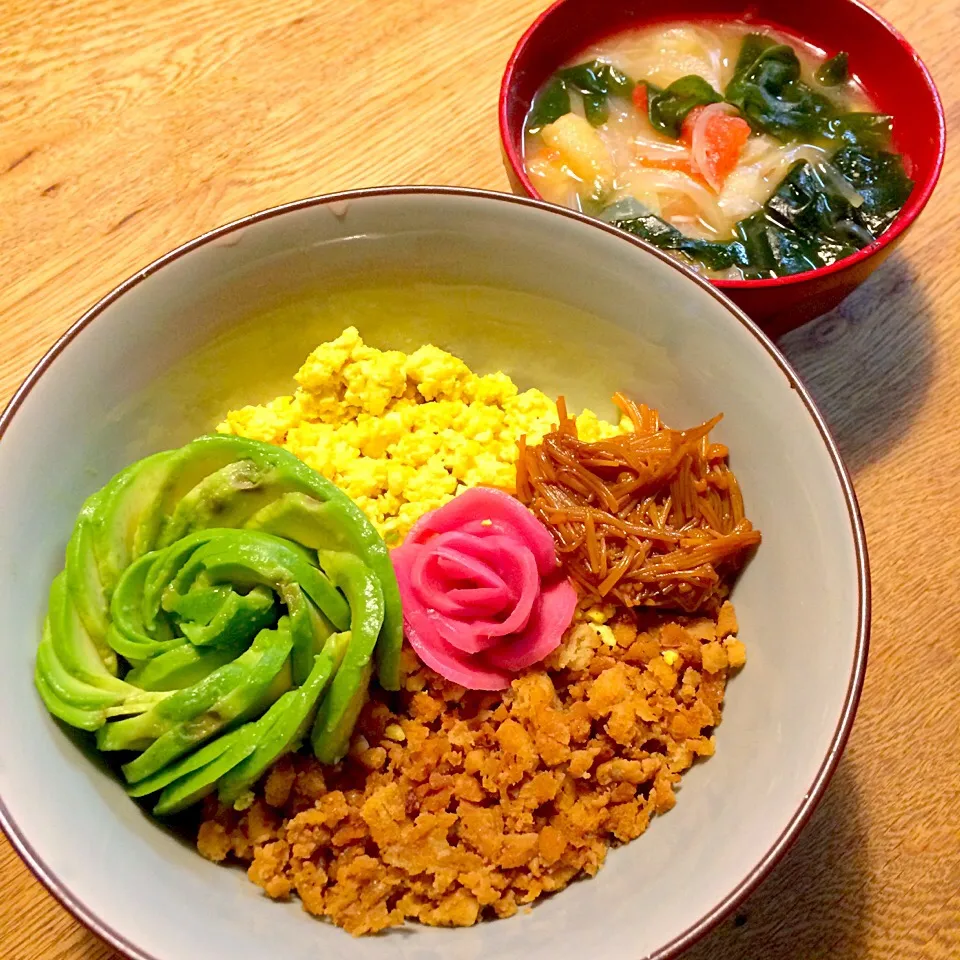 vegan グルレンフリー シュガーフリー
高野豆腐と豆腐のそぼろ丼|makiko_aさん