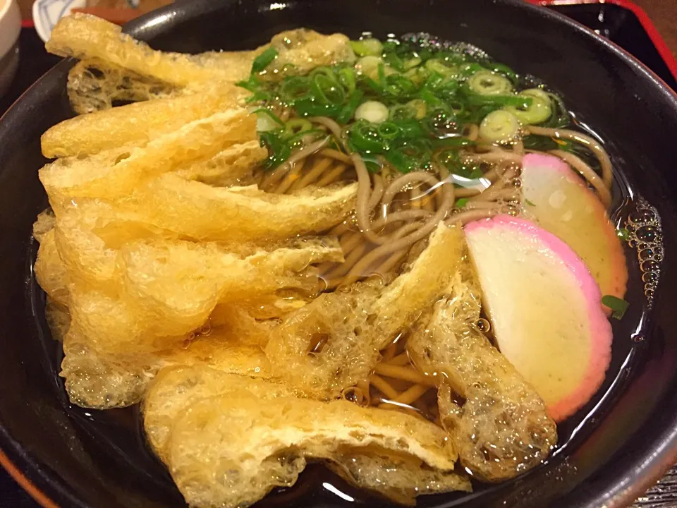 昨日の昼餉の刻み蕎麦、油揚げが一枚豪快に刻まれて乗ってましたわ😳揚げ物メインの定食屋さんなのに、意外と美味しい蕎麦で御座いましたわ🍀|にゃあ（芸名）さん