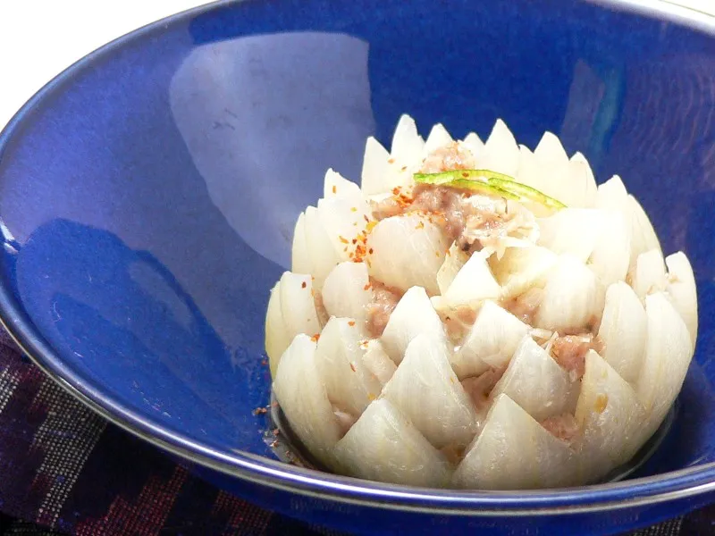 Snapdishの料理写真:レンジで簡単、見た目も豪華！玉ねぎの菊花肉詰め #AllAbout|All About 料理レシピさん