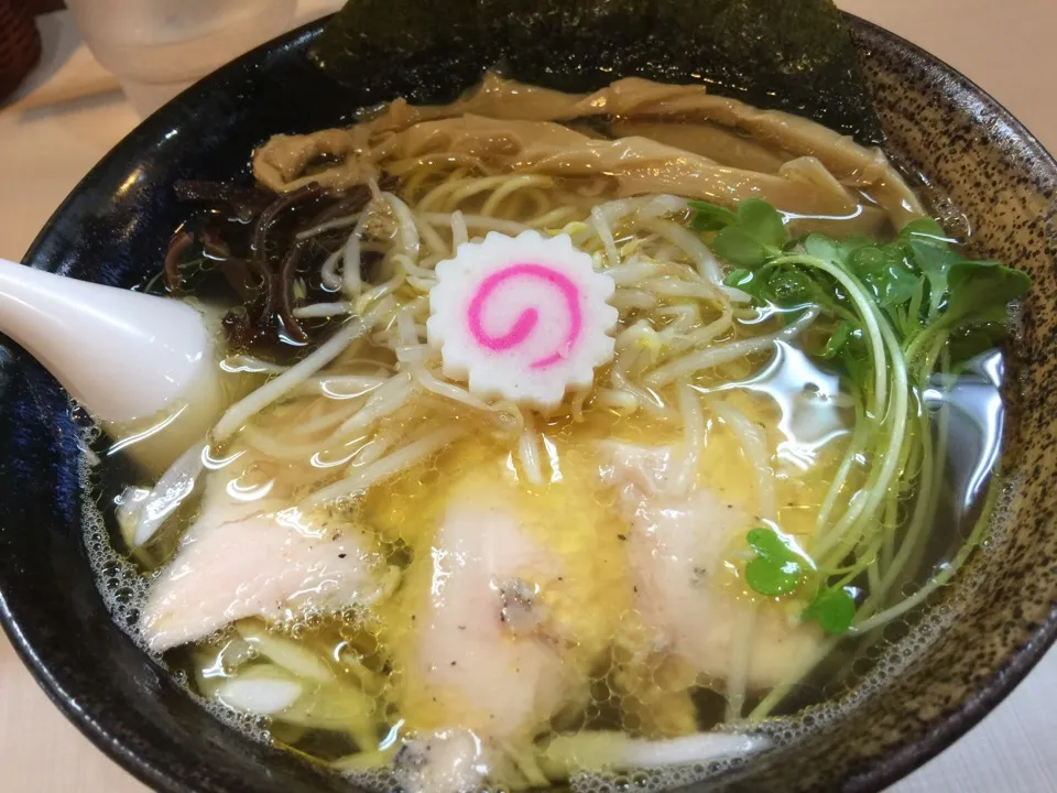 Snapdishの料理写真:桜台 らぁー麺 美志満 魚貝塩ラーメン|popzappaさん