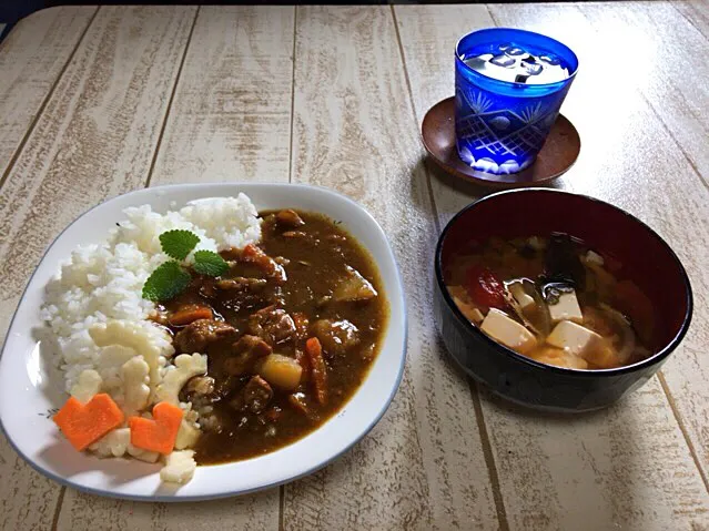 今日の男飯(⌒-⌒; )たっぷり煮込みましたゴーヤカレーを解凍and味噌汁♫|ひーちゃんさん