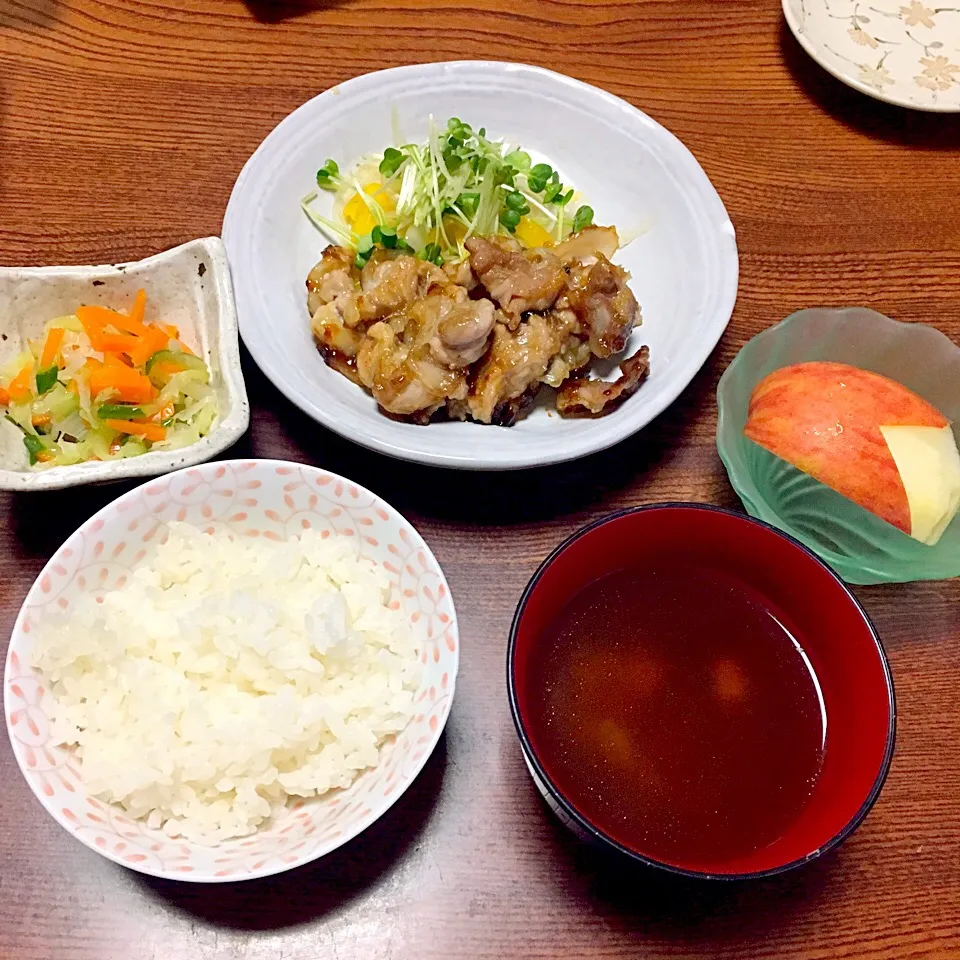 くわ焼き、パプリカと玉ねぎのサラダ、赤味噌汁、即席サラダ、りんご🍎🍳|めいこさん