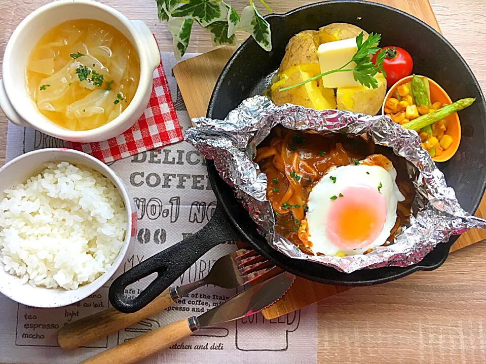 献立の献立🍴
＊包み焼きハンバーグ
＊じゃがバター
＊アスパラとコーンの焦がし醤油炒め
＊キャベツと玉ねぎのくたくたスープ|yumiさん