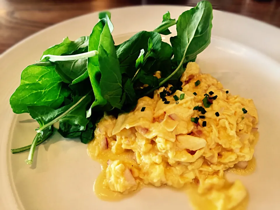 Scrambled eggs, onion, cheese & rocket|Sergio Lacuevaさん