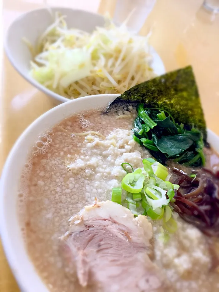 ラーメン大盛り野菜のトッピングをダブル(50円×2)にしたら別盛りにしてくれた|ケロケロみんさん