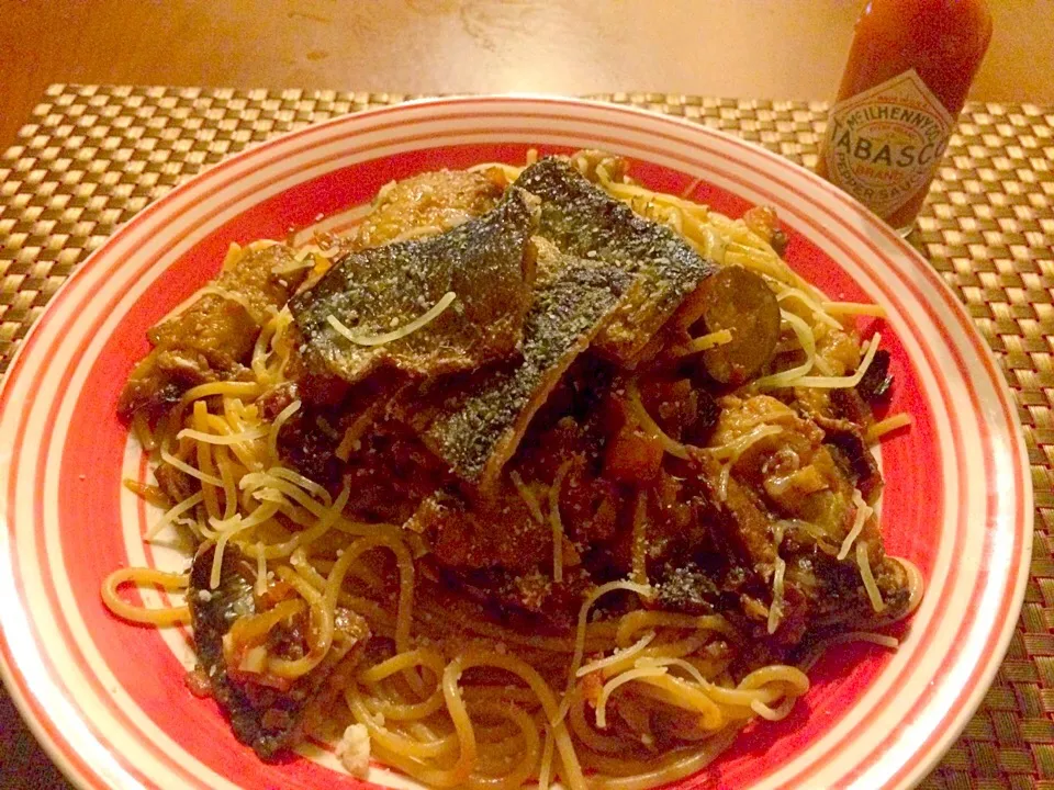 Snapdishの料理写真:Spaghetti con pesce azzurro e pomodorino🍝ｽﾊﾟｹﾞｯﾃｨ･ｺﾝ･ﾍﾟｰｼｪ･ｱｯｽﾞｰﾛ･ｴ･ﾎﾟﾓﾄﾞﾘｰﾉ<秋刀魚とﾄﾏﾄのｽﾊﾟｹﾞｯﾃｨ>|🌈Ami🍻さん