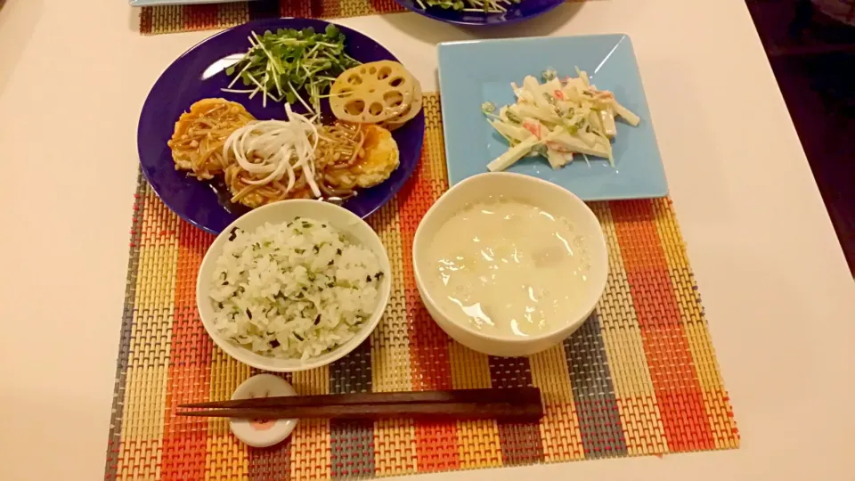 Snapdishの料理写真:今日の夕食　鶏むね肉のつくね、大根サラダ、わかめごはん、かぶの豆乳スープ|pinknari🐰🌈さん