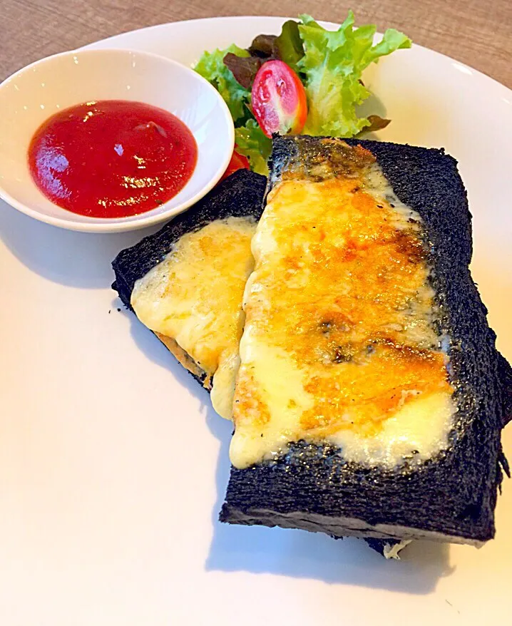 Ham Cheese Charcoal Sandwich|Aomさん