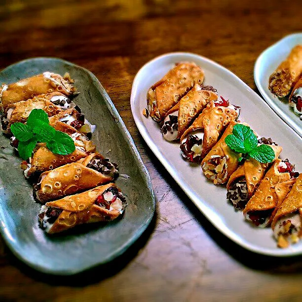 Cannoli  
Yogurt cream with dry fruits
Ricotta cheese cream with wall nuts
Chocolate cream|Shimonkey K Zuffyさん