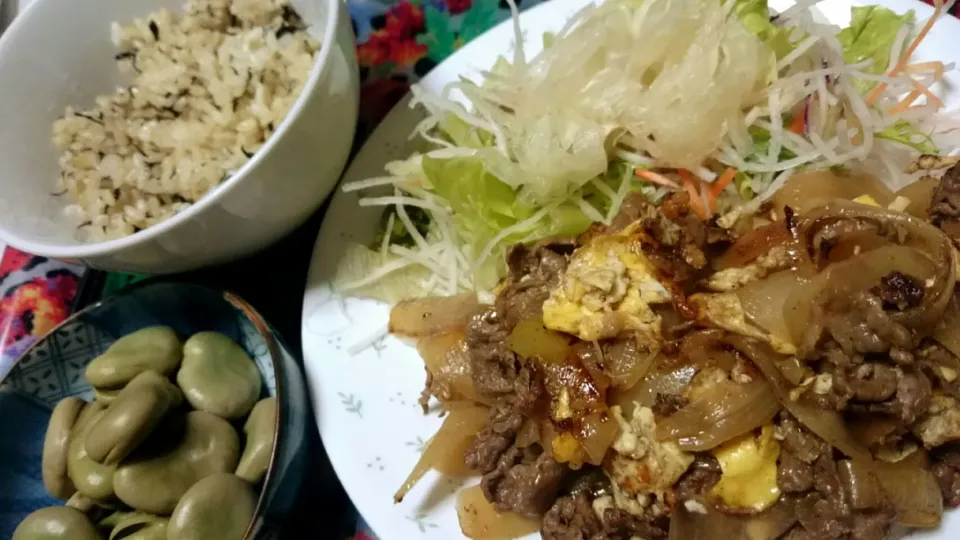 牛肉と玉ねぎと卵炒め、酢タマネギ乗せサラダ、冷凍してたそら豆のさっと煮、ひじきごはん。|あまねさん