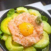 イカサーモンとアボカド丼|ろびんさん