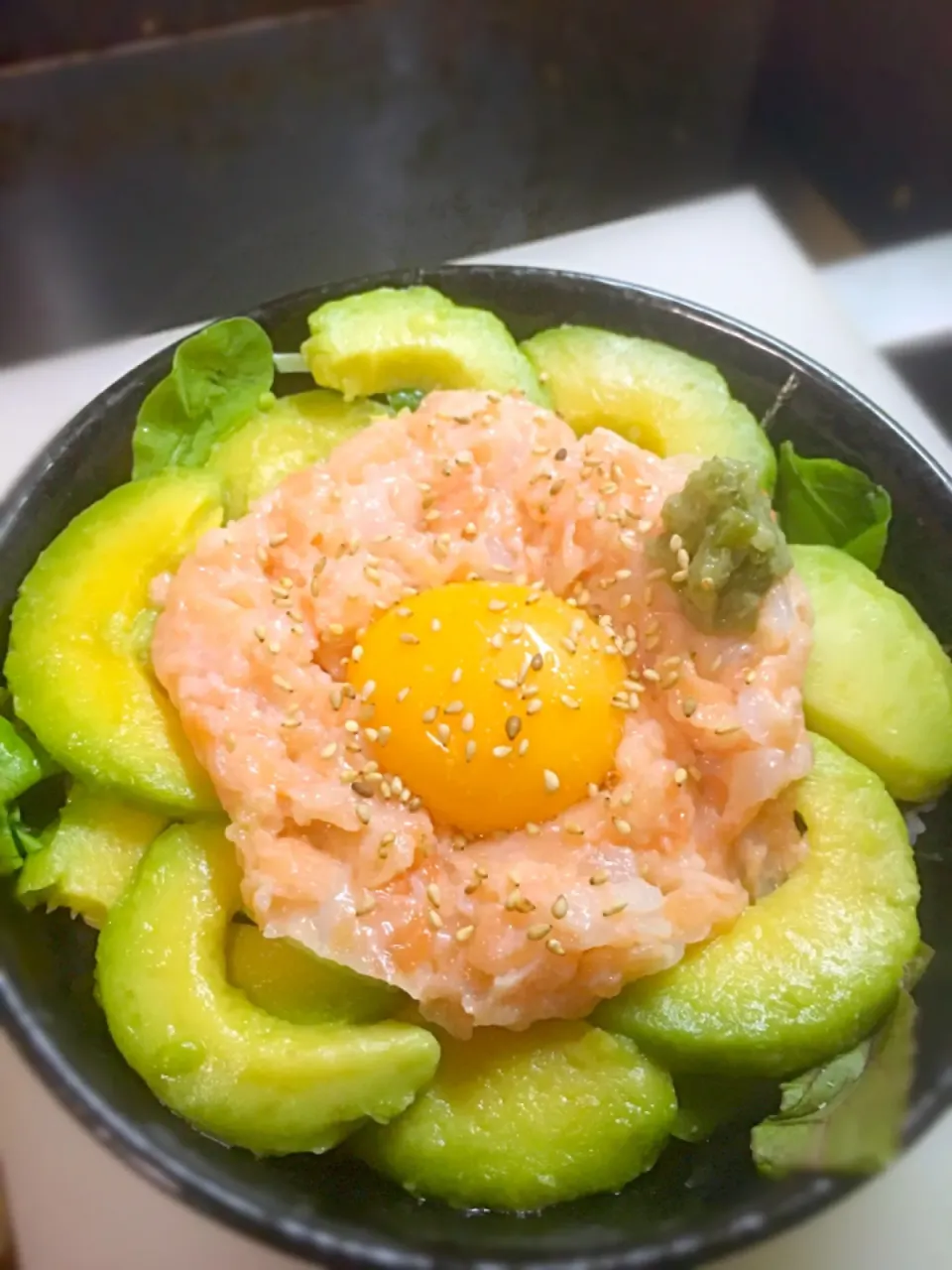 イカサーモンとアボカド丼|ろびんさん