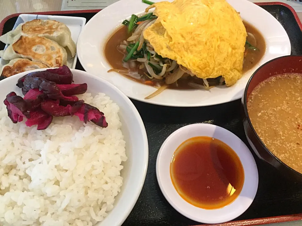 Snapdishの料理写真:ニラ玉定食 謝謝ラーメン
#謝謝ラーメン #ニラ玉 #定食 #餃子|sakumaさん