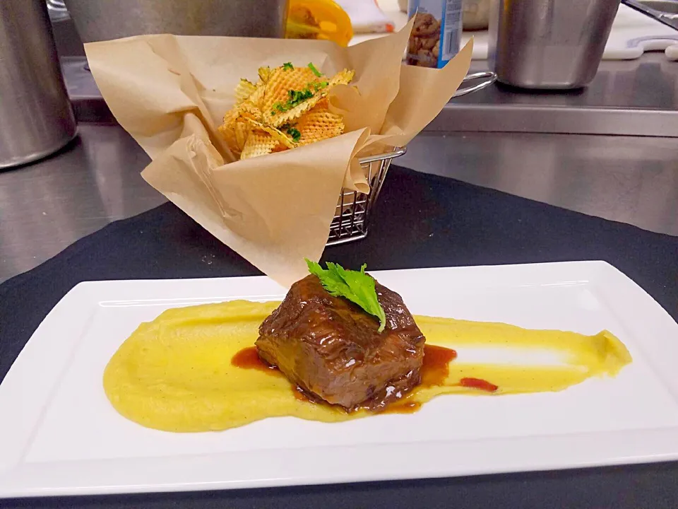 Braised beef short rib, acorn squash and potato chips|Aaron Coxさん