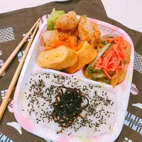 🍙ごま塩ご飯（昆布）
🍙唐揚げ
🍙卵焼き
🍙焼きそば|pindoraさん