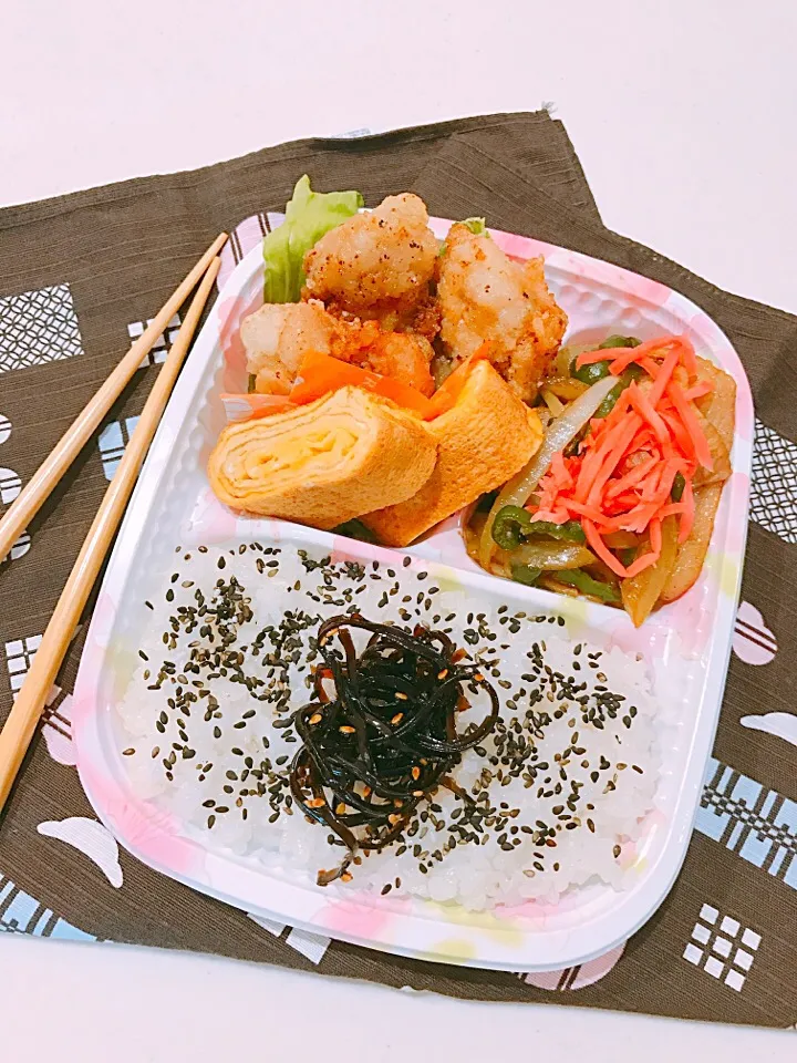 Snapdishの料理写真:🍙ごま塩ご飯（昆布）
🍙唐揚げ
🍙卵焼き
🍙焼きそば|pindoraさん