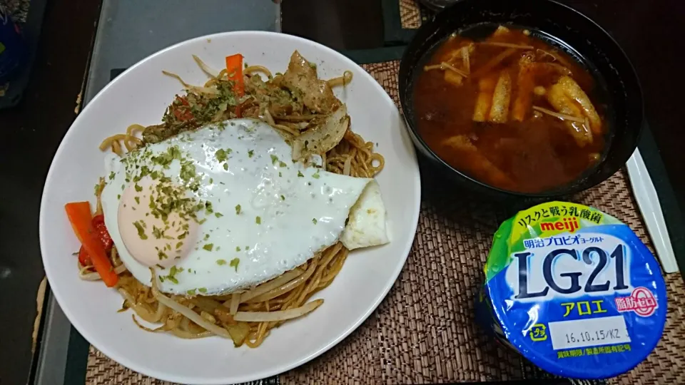 焼きそば&じゃがいもの味噌汁|まぐろさん