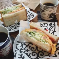 Snapdishの料理写真:オムレツ&きゃべつサンドと煎りたて挽きたて珈琲🍞☕️ʕ-̼͡-ʔ💞