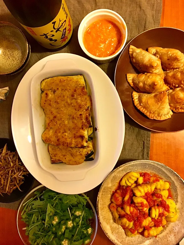 vegan料理で家飲み🍶サモサ＊かぼちゃのニョッキ＊パクチーと水菜とオクラのサラダ＊きんぴらゴボウ＊ズッキーニの味噌マヨのっけ焼き＊|RISARISAさん