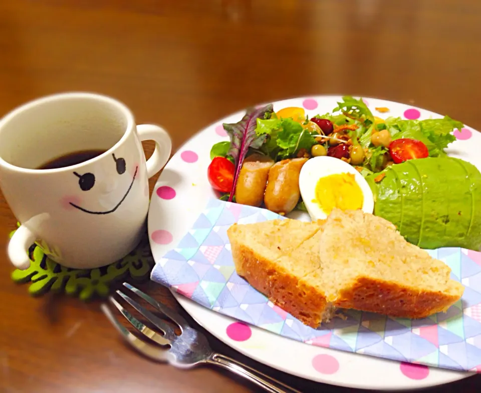 サラダとパンと珈琲で朝ごはん ☕️|しまぽんさん