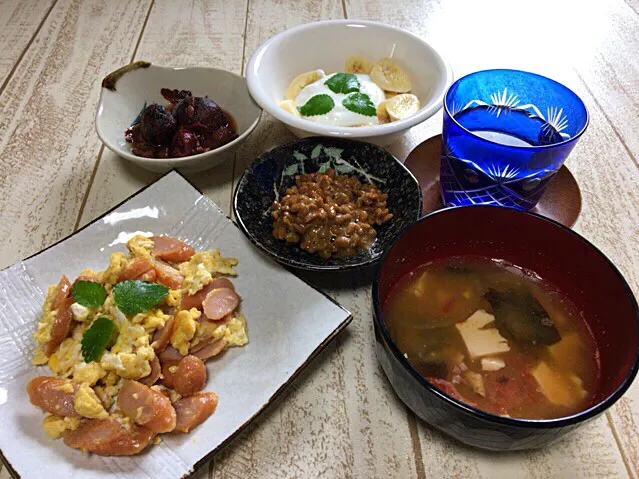 今日の男飯(⌒-⌒; )スクランブルエッグand味噌汁and納豆and栗の渋皮煮andバナナヨーグルト♫|ひーちゃんさん