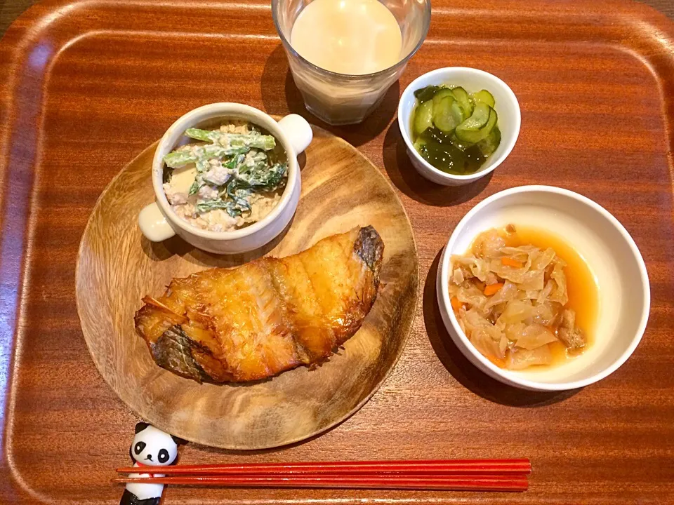 Snapdishの料理写真:ＬＯＣＡＢＯ晩ごはん（赤魚の焼き魚、キャベツの煮浸し、小松菜と厚揚げの胡桃マヨネーズ和え、きゅうりとわかめの酢の物、カフェラテ）|うさぱんださん