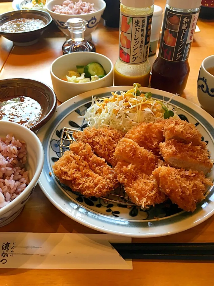 Snapdishの料理写真:浜勝 コンビカツ定食💛|ナナさん