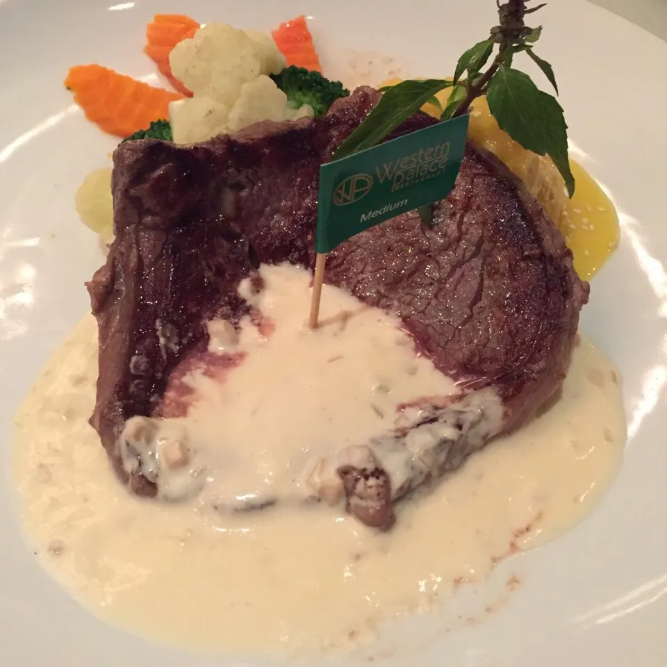 Rib eye steak with pumpkin mash and mushroom cream sauce|Darren Loさん