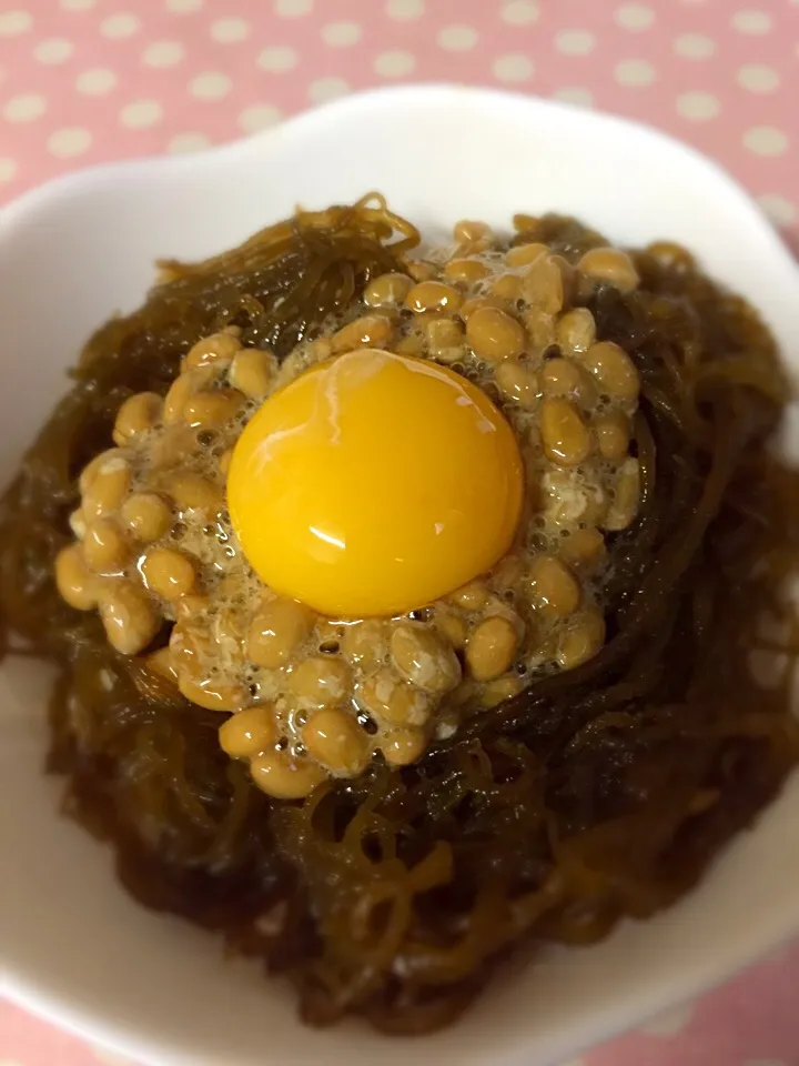 Snapdishの料理写真:タップリもずくの納豆玉子かけご飯(o^^o)|リッキーさん