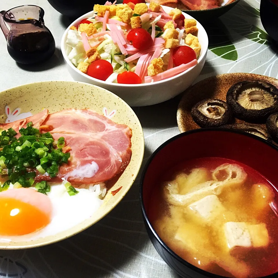 叉焼温玉丼、白菜サラダ、焼き椎茸。
太極拳のお稽古があった日は身も心もほぐれてついお昼寝しちゃう。
晩ご飯も簡単レシピになりがち😅|tabyさん