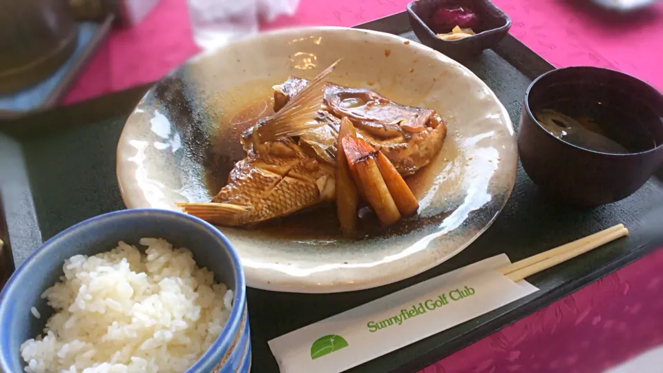 Snapdishの料理写真:雨にも負けた☔️🏌️‍♀️⛳️ゴルフ場飯「真鯛のあら煮定食」🐟😋|アライさんさん