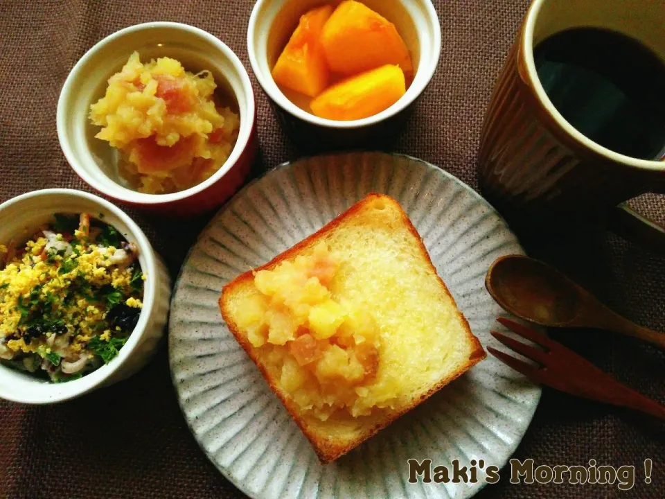 秋の朝食🍞🍎🍠☕|真希さん