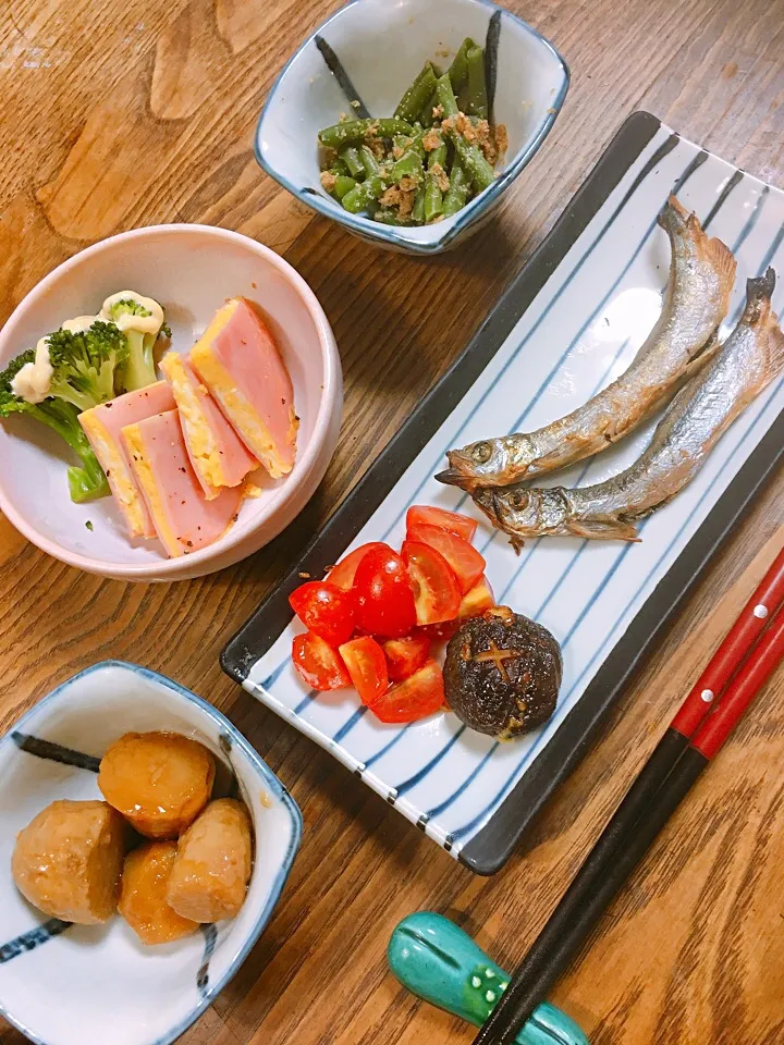 休日の夕飯
・里芋の煮物
・樺太ししゃも
・椎茸焼
・玉子焼きハム挟み
・ブロッコリーのサラダ
・インゲンの胡麻和え|akiさん