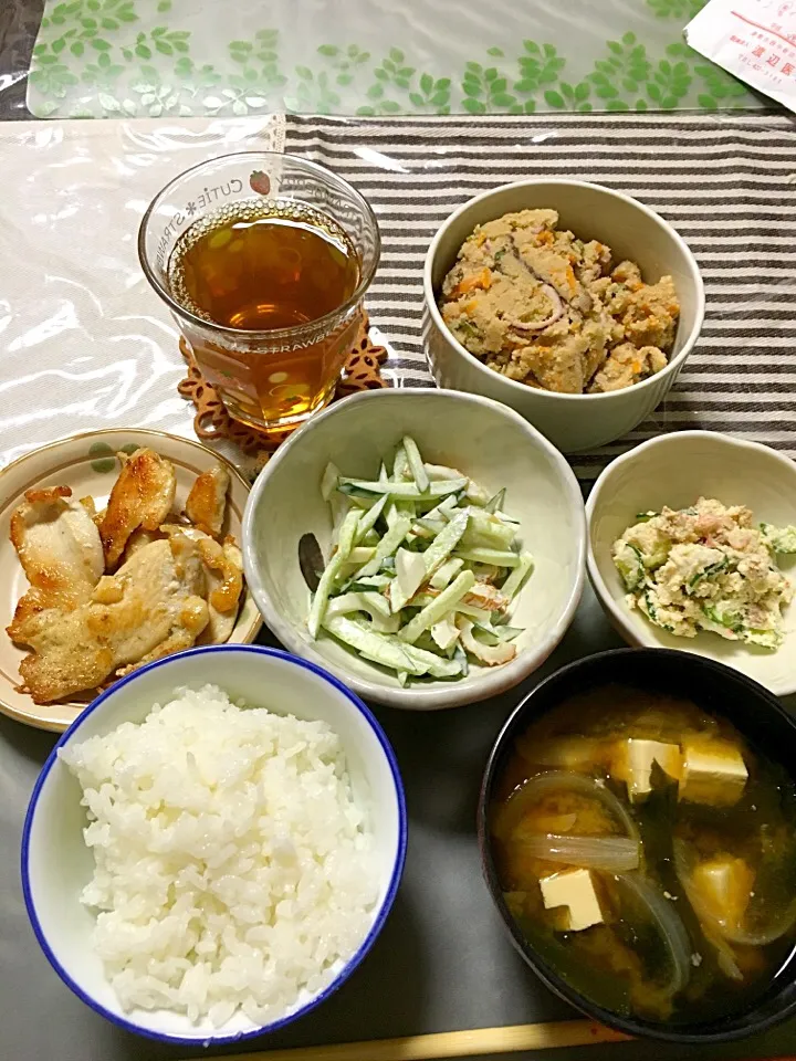 今日の夕食は おからを使った おからサラダ、卯の花、キュウリと竹輪のマヨネーズ和え、鶏肉焼き、味噌汁です(*^｡^*)|ライムさん