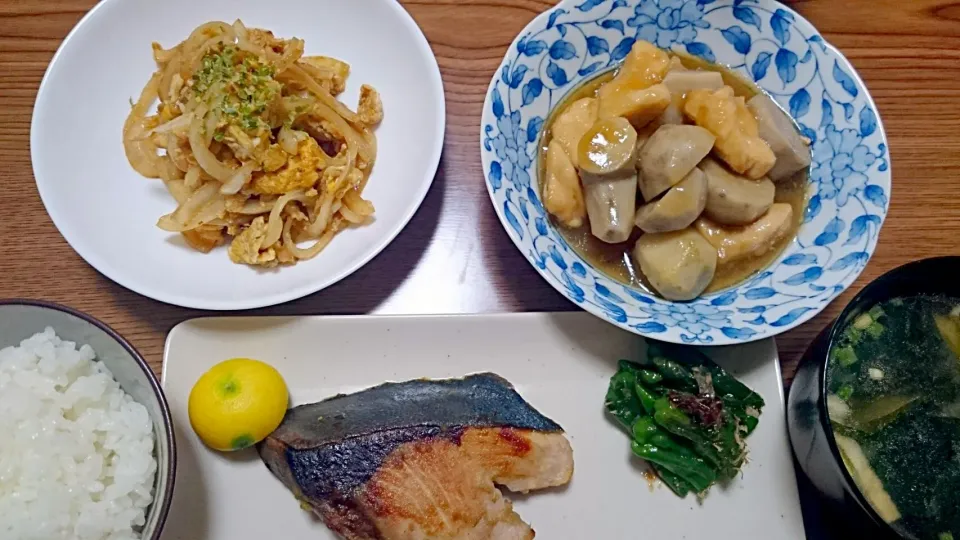 Snapdishの料理写真:・鰤の柚子胡椒焼き、ししとうの焼きもの
・鶏胸肉と里芋の煮物
・玉ねぎと卵のソース炒め
・薄あげとワカメの味噌汁|ようかんさん