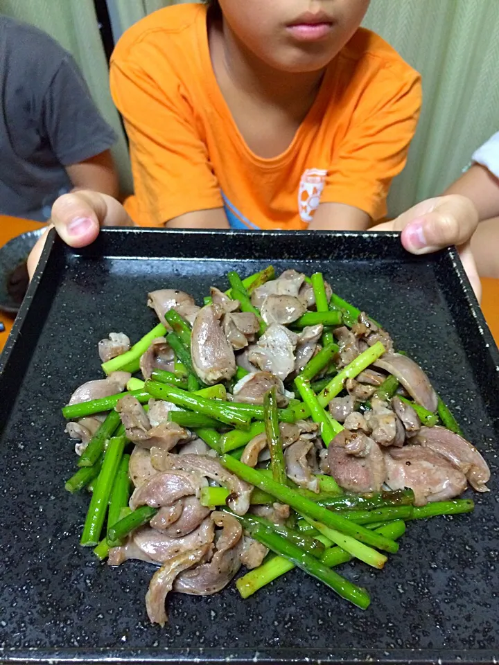 Snapdishの料理写真:長男 作。砂肝とニンニクの芽炒め|風流料理人さん