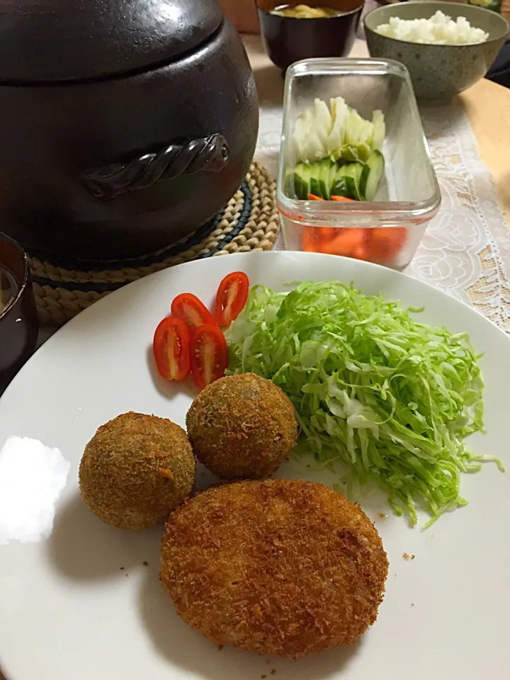 Snapdishの料理写真:北海道から直送のじゃがいもで作った牛肉コロッケとジェノベーゼポテトコロッケ|高瀬 恵さん