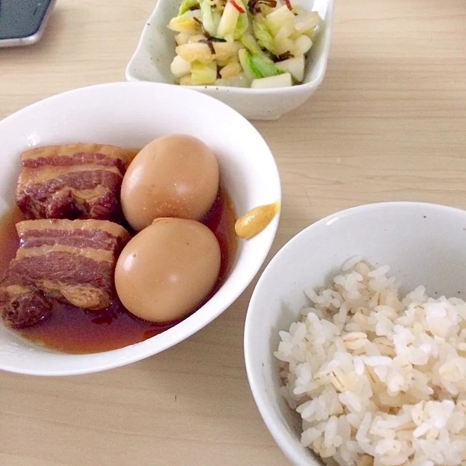 Snapdishの料理写真:豚の角煮で朝ごはん|mikiさん