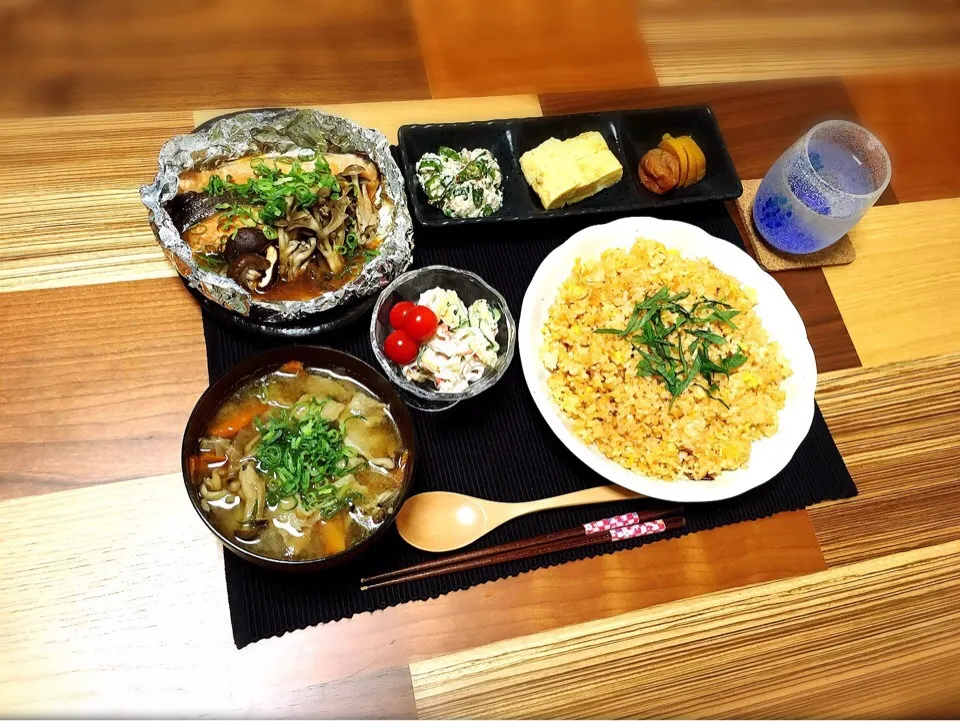 秋鮭とキノコのホイル蒸し
キノコいっぱい豚汁
鮭と鰹節の焼き飯
竹輪とカニカマとキュウリのマヨ和え
オクラと鰹節の白和え
卵焼き
お新香|ぼんぼんさん