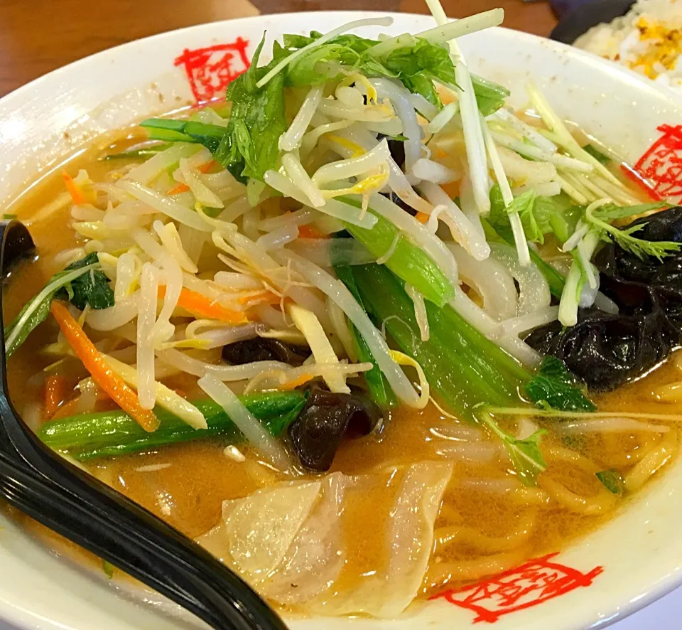 昼ごはん 野菜たっぷり味噌ラーメン   野菜たっぷり？  なんだか左程でもないな  おおぎや他店やジロー系を見てみなさい。しかもぬるい(´･ω･`)ｼｮﾎﾞｰﾝ|ぽんたさん