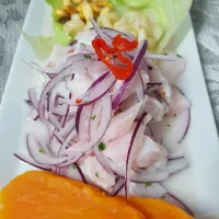 un plato frío típico en Peru llamado Ceviche|miguel torresさん