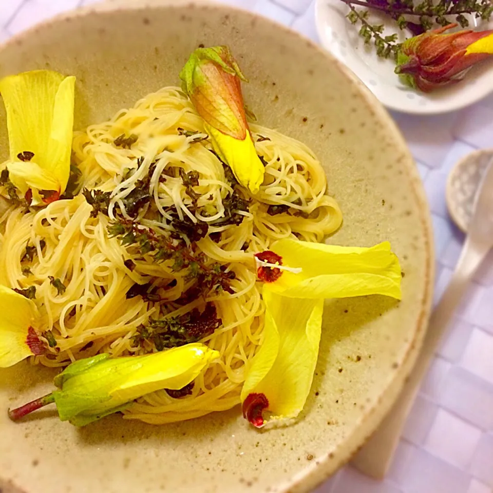 Snapdishの料理写真:てつやさんのお料理 “ワサビのパスタ”  花オクラ、しその実添え／Cappellini with Wasabi, Abelmoschus manihot, Fruit of perilla 🌸|angiee♡さん