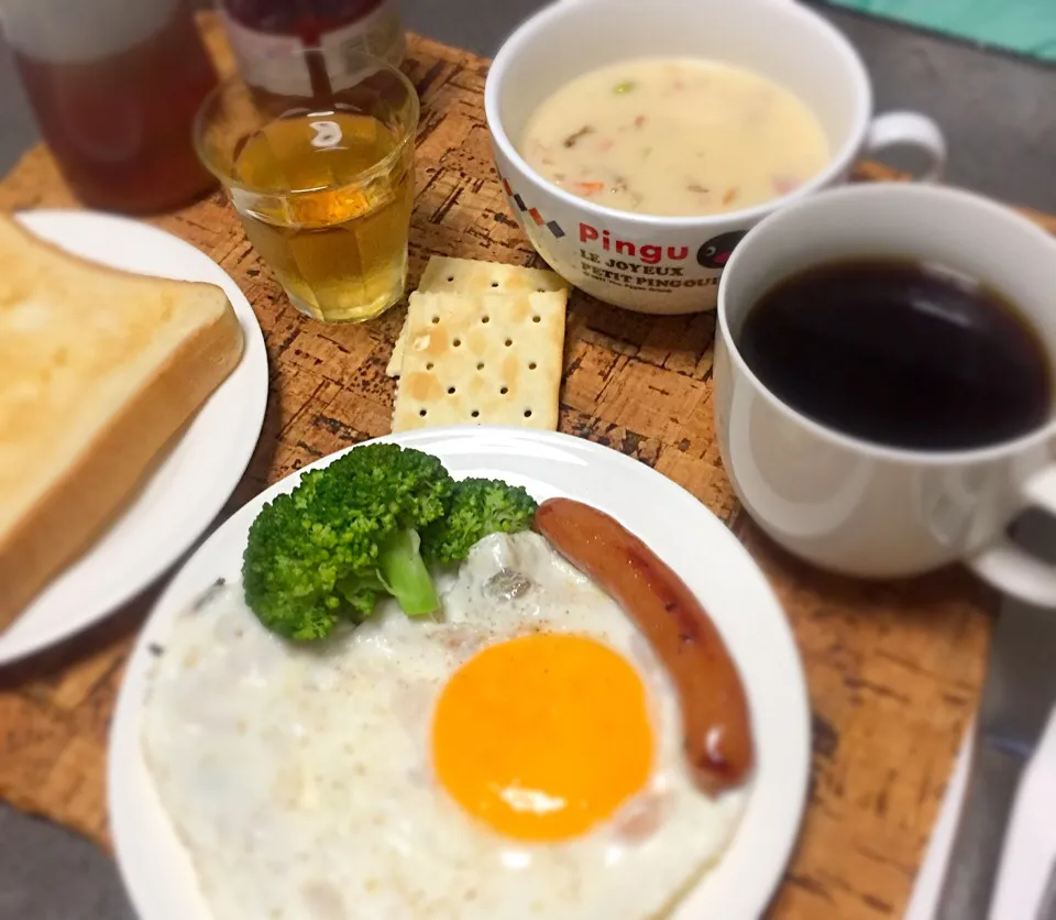 久しぶりにクラムチャウダー朝ごはん、やっぱりクラムチャウダーにはクラッカーやね😋👍|にょんにいさん