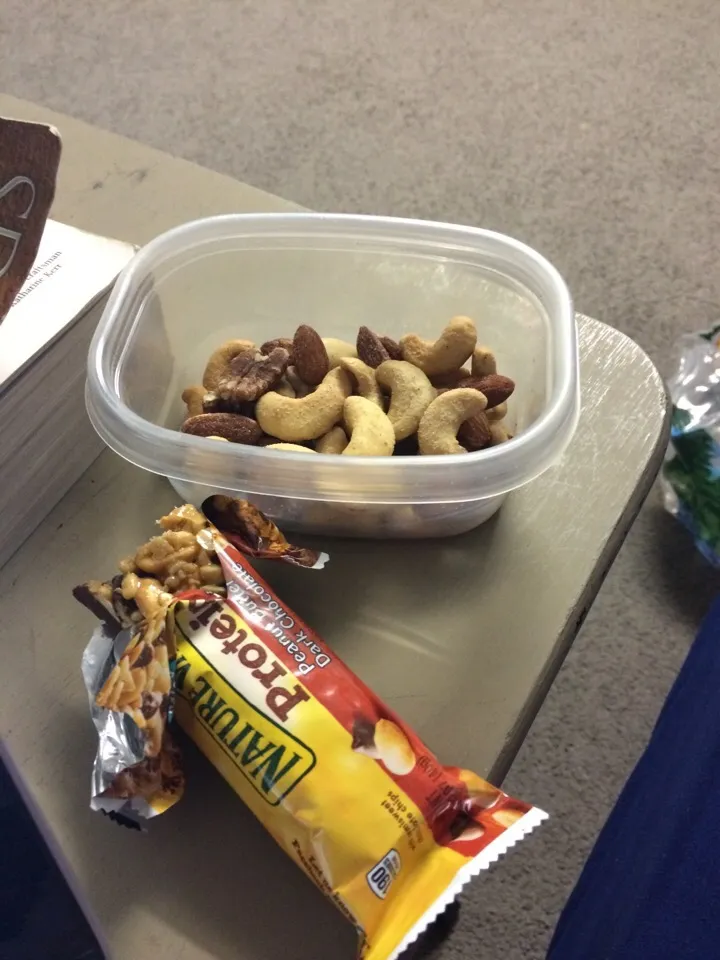 Meal 2: protein bar, mixed nuts|Marissa Castroさん