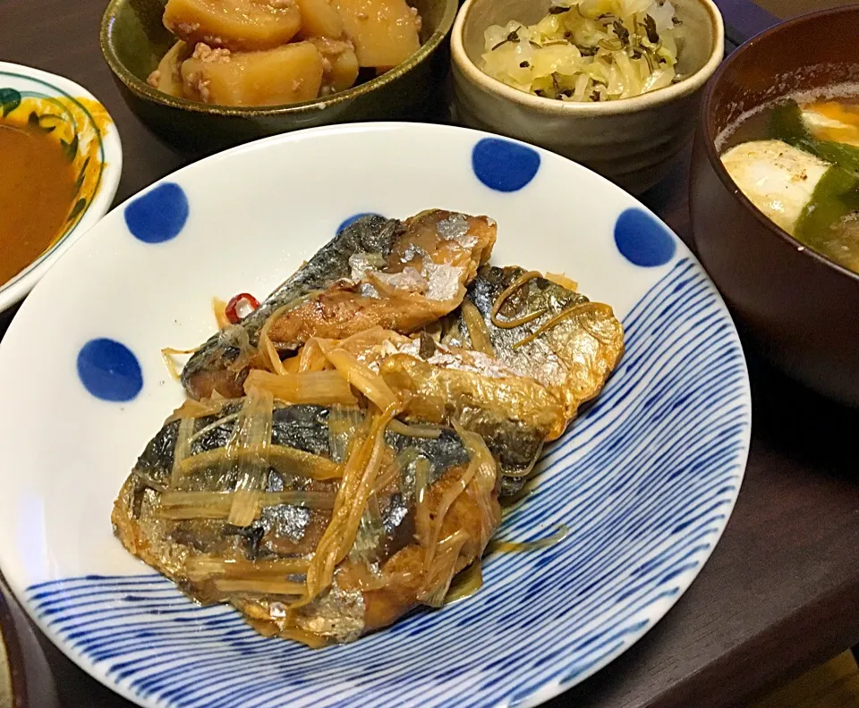 晩ごはん 塩鯖南蛮漬け じゃがいものそぼろ煮 キャベツの浅漬け 卵入味噌汁 カレー|ぽんたさん