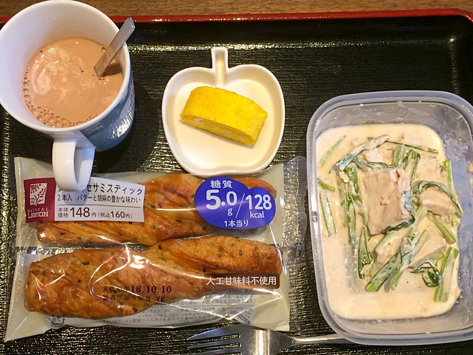 ＬＯＣＡＢＯ朝ごはん（ブランの胡麻とバターのスティックパン、小松菜と厚揚げの胡桃マヨネーズ改めシーザーサラダ、出汁巻き玉子、ココア）|うさぱんださん