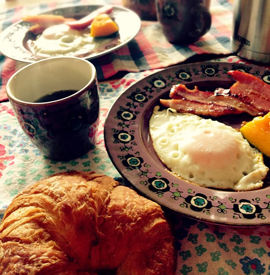 ベーコンエッグwithクロワッサンな朝食|Yuriさん